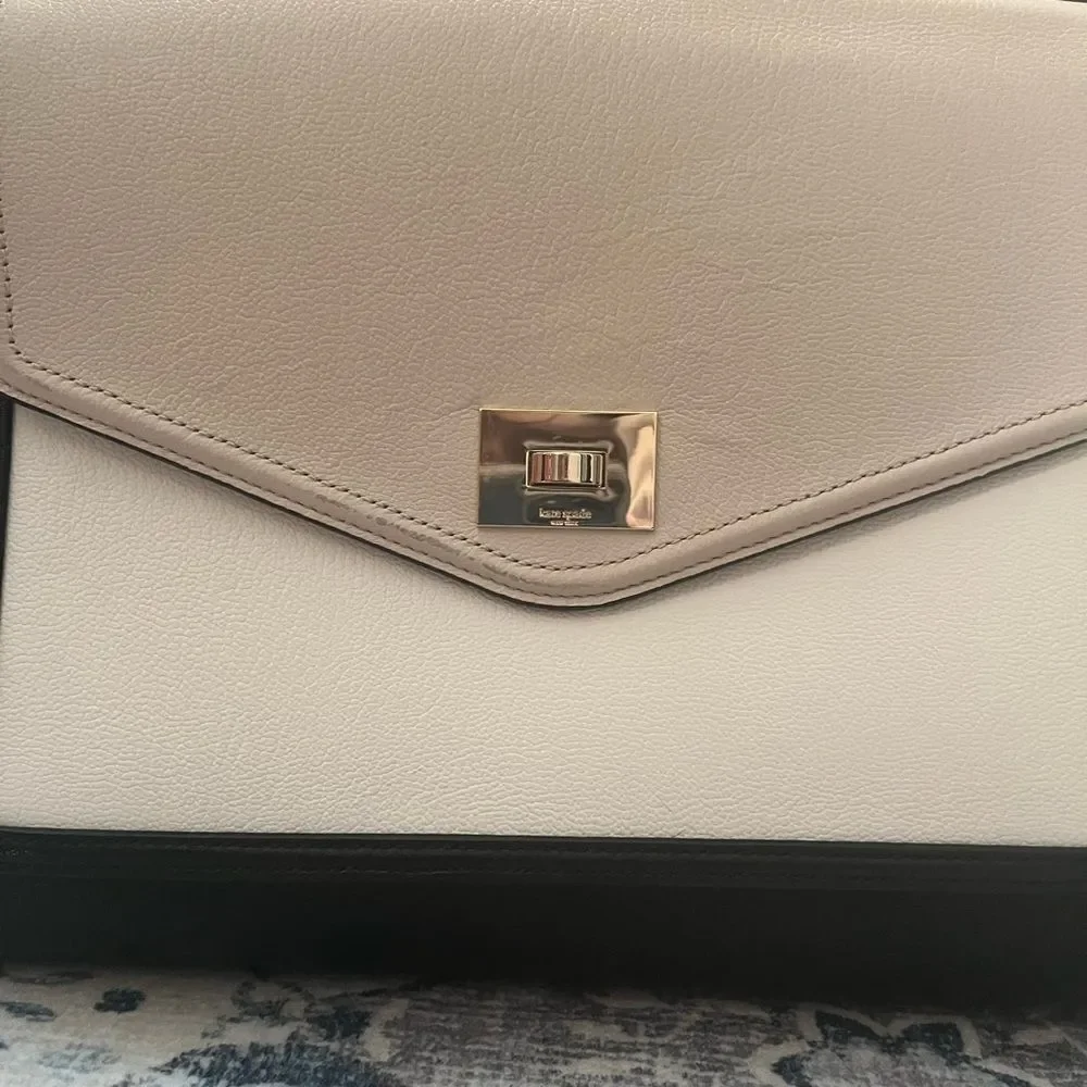 Kate Spade Black and Cream Shoulder Bag with Modern Elegance